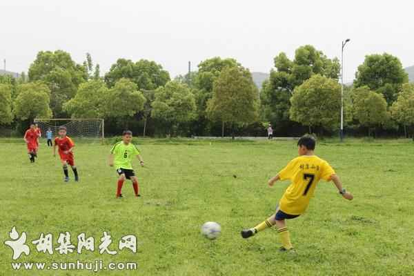 胡集镇小学与荆襄东区小学举行校园足球拉练赛