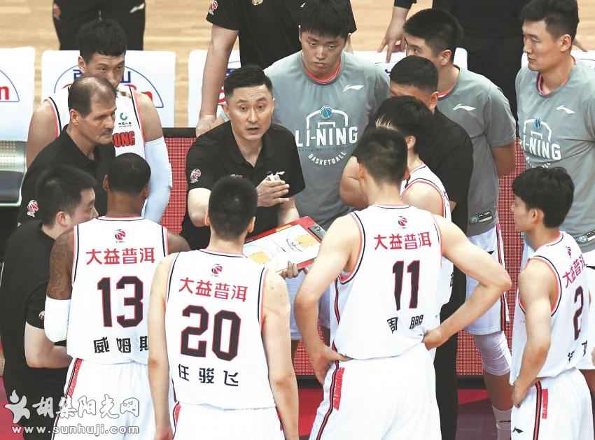 京粤大战紧张激烈 卫冕冠军一分逆转  广东男篮连续19个赛季晋级CBA四强