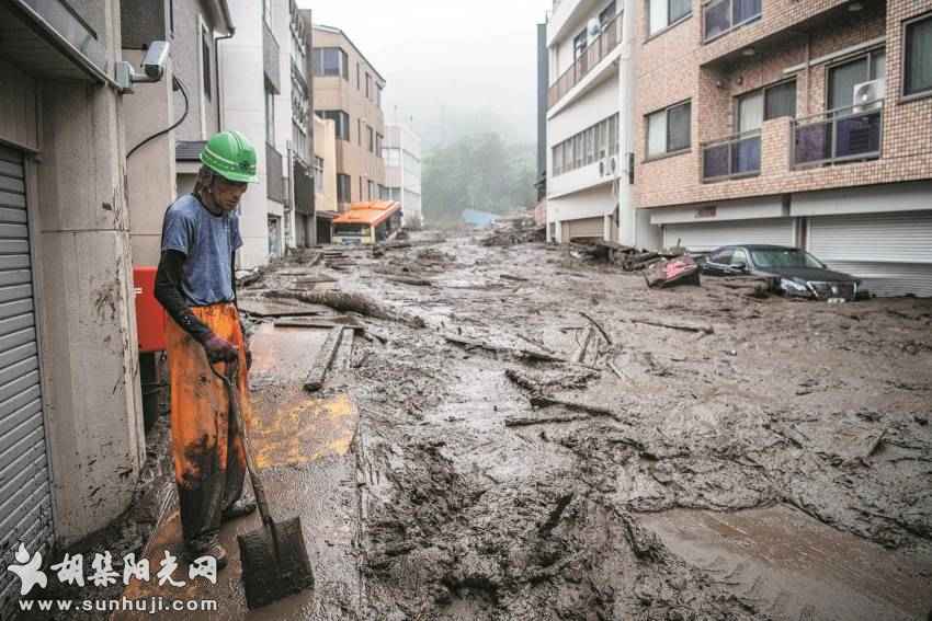 创纪录暴雨袭击日本静冈县  大规模泥石流致20人失联