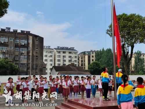 胡集镇小学管乐队首次亮相升旗仪式