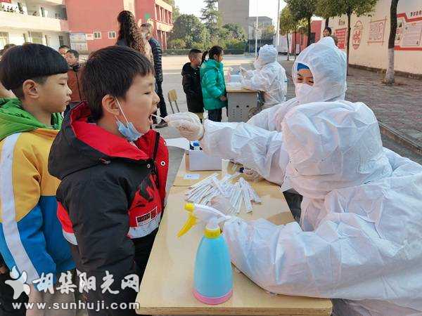 荆襄西区小学有序开展全员核酸检测工作