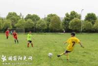 胡集镇小学与荆襄东区小学举行校园足球拉练赛